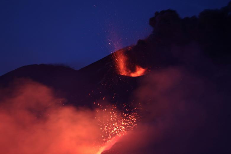 Etna hiện là núi lớn nhất trong ba núi lửa còn hoạt động ở Italy.