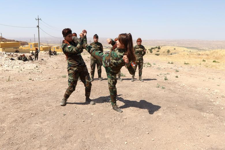 Màn giao đấu của hai nữ chiến binh người Kurd Iran.