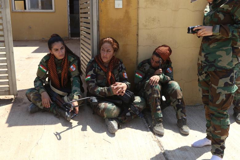 Họ tranh thủ ngồi nghỉ sau thời gian tập luyện vất vả.