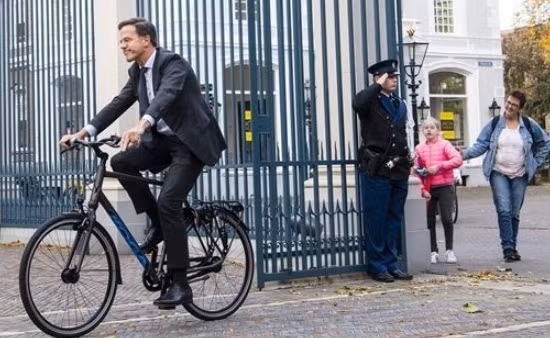 "Tôi rất ngưỡng mộ đương kim Thủ tướng Hà Lan. Ông ấy là một người làm việc rất chăm chỉ. Ông ấy thường đi tới văn phòng bằng xe đạp mỗi ngày", tài khoản Twitter Vishweshwar Bhat viết. Ảnh: CDJ.