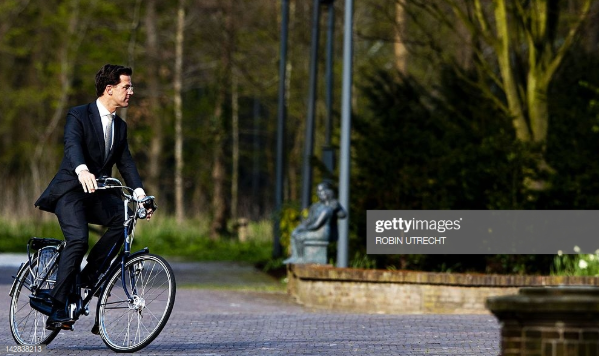 Không cần đi xe công và cảnh sát mở đường, Thủ tướng Rutte chọn đi xe đạp như là một cách để rèn luyện sức khỏe, vừa tiết kiệm lại thân thiện với môi trường. Ảnh: Getty.