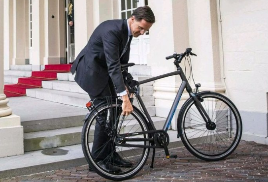 Hồi tháng 10/2018, bức ảnh chụp Thủ tướng Hà Lan Rutte đỗ xe đạp bên ngoài Cung điện Hoàng gia từng gây sốt trên mạng xã hội. Ảnh: SB.
