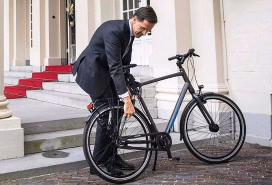 Hồi tháng 10/2018, bức ảnh chụp Thủ tướng Hà Lan Rutte đỗ xe đạp bên ngoài Cung điện Hoàng gia từng gây sốt trên mạng xã hội. Ảnh: SB.