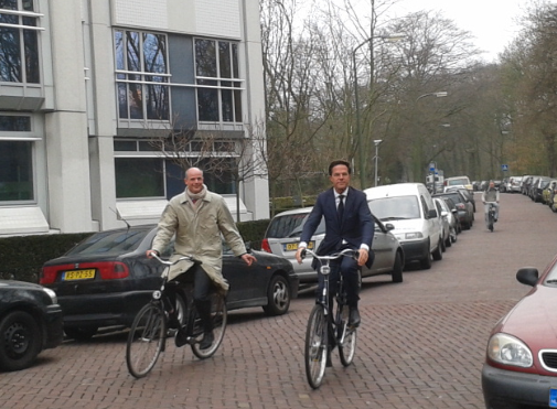 Ngoài ra, cũng theo tài khoản này, ông Rutte giảng dạy tại một ngôi trường một lần trong tuần. Ảnh: DR.