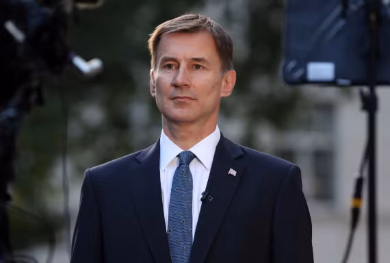 "Đối thủ" của ông Boris trong cuộc đua giành chức Thủ tướng Anh lần này là đương kim Ngoại trưởng Jeremy Hunt, một chính trị gia giàu kinh nghiệm và từng đảm nhiệm nhiều chức vụ quan trong Chính phủ. Ảnh The Guardian. 