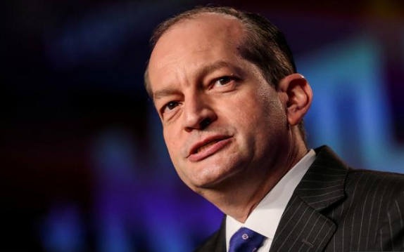 Ông Acosta đối mặt với làn sóng chỉ trích và kêu gọi từ chức vì ký thông qua thỏa thuận xử lý rất nhẹ tỷ phú Epstein - người bị cáo buộc xâm hại tình dục trẻ vị thành niên ở bang Florida hồi năm 2008. Khi đó, ông Acosta là một công tố viên liên bang.