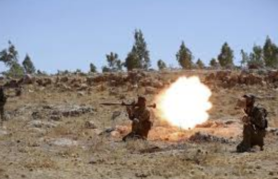 Trong diễn biến liên quan, nhóm phiến quân liên tục nã pháo và tên lửa nhằm vào thị trấn Mhardeh, nơi có sự hiện diện của các quân nhân Nga tại Hama. Đáp trả, Quân đội Syria dồn dập oanh kích vào các tuyến phòng thủ của bọn chúng. Ảnh: AN.