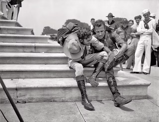 Những người cao bồi đang kiểm tra bốt của họ sau hành trình dài 12.874 km.