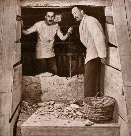 Nhà khảo cổ người Anh Howard Carter và Bá tước Carnarvon đứng ở cửa hầm mộ pharaoh Tutankhamun tại Ai Cập năm 1922.