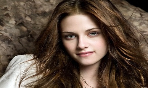 4. Kristen Stewart, một nàng diễn viên nổi tiếng khác của Mỹ, có cặp mắt cuốn hút biết nói.