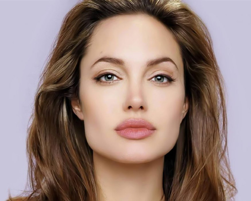 2. Nữ diễn viên kiêm đạo diễn Mỹ Angelina Jolie đứng ở vị trí thứ 2.