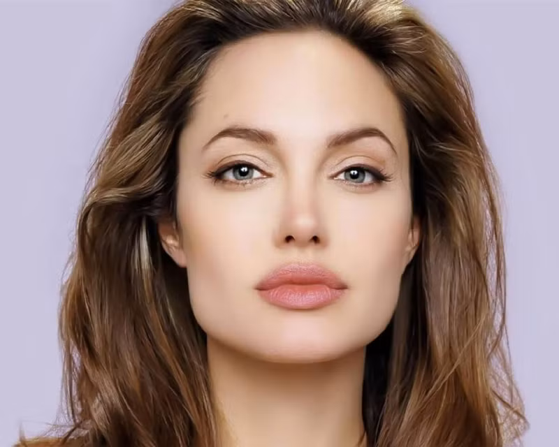 2. Nữ diễn viên kiêm đạo diễn Mỹ Angelina Jolie đứng ở vị trí thứ 2.