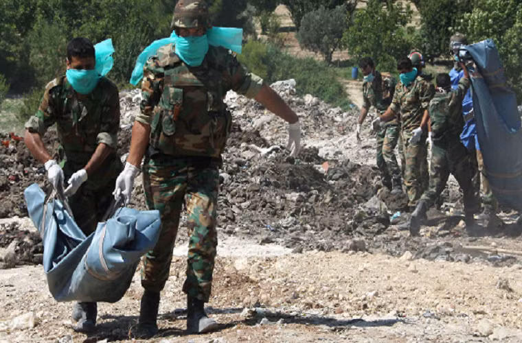 "Một ngôi mộ tập thể chứa 13 thi thể binh sĩ Syria đã được phát hiện gần thành phố Nawa, phía Tây Daraa", AMN đưa tin. Được biết, nhiều binh sĩ Syria đã thiệt mạng trong cuộc giao tranh với nhóm phiến quân ở khu vực Daraa trong 6 năm qua. Ảnh: IUVMPRESS.