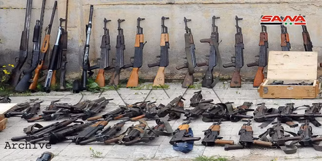Hãng thông tấn SANA cho biết, kho vũ khí vừa bị tịch thu chứa số lượng lớn súng máy, súng trường, nhiều loại đạn dược và thiết bị liên lạc,... Ảnh: SANA.