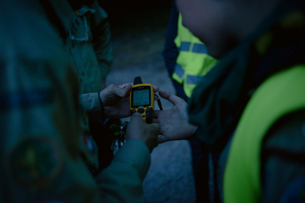 Sau khi đi được nửa giờ, cả nhóm rời đường lớn và đi vào rừng, rồi bất chợt dừng lại. Đám trẻ quay người về phía sau. Cách đó một khoảng không xa, có thứ gì đó to lớn nhảy vọt lên, xô đẩy đám lá khiến chúng giật mình. Đó là một con nai.