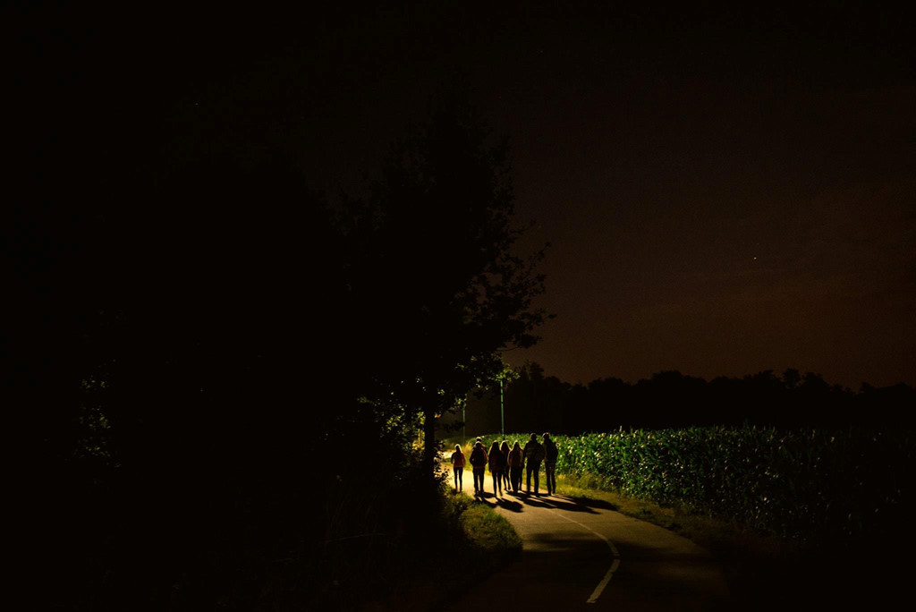 Nhiều trường hợp không may cũng xảy ra khi trải nghiệm truyền thống này. Năm 2012, truyền thông Đức đưa tin 5 cậu bé Hà Lan bị bỏ rơi ở Đức đã phải gọi cảnh sát địa phương giúp đỡ vì bị mắc kẹt giữa phiến đá và ống thông gió. Vào năm 2017, các thành viên ban tổ chức ở Bỉ bỏ 25 đứa trẻ lại trong rừng, sau đó uống bia và ngủ thiếp đi, khiến những đứa trẻ lang thang đi lạc quá thời gian quy định. Cuối cùng, chúng đến bấm chuông cửa nhà dân và nhờ đưa về địa điểm tập trung.