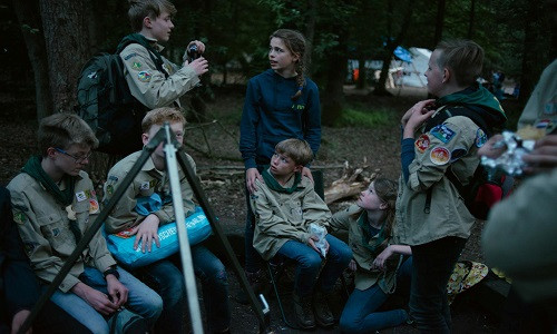 Đó là đêm đầu tiên Stijn Jongewaard, cậu bé 11 tuổi có sở thích chơi game, bị bỏ lại trong rừng. Mẹ của cậu, bà Tamara, cho rằng đã đến lúc cho con trai trưởng thành hơn và việc để cậu lại trong rừng là nhằm mục đích đó. "Stijin 11 tuổi rồi. Sắp đến lúc chúng tôi không thể dạy dỗ nó nữa. Thằng bé sắp bước vào tuổi thiếu niên, và sau đó phải học cách tự đưa ra quyết định cho mình", bà Tamara nói.