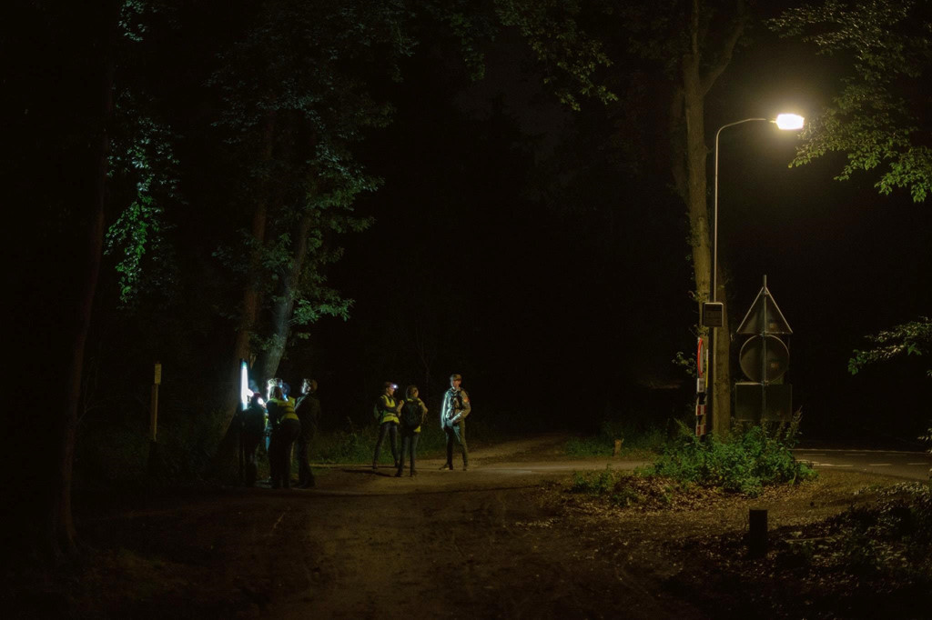 Sau 22h, chiếc ôtô dừng bánh ở bìa rừng và bỏ lại ba đứa trẻ: một cậu bé 12 tuổi và 15 tuổi, cùng một cô bé 12 tuổi. Chúng chỉ có một mình cùng với máy định vị GPS để tìm đường đi. Sau đó, ba đứa trẻ lao vào rừng rậm. Tuy nghe có vẻ kỳ lạ, nhưng đây lại là truyền thống "bỏ rơi" trẻ em ở Hà Lan, và hầu như đứa trẻ nào cũng trải qua thử thách này trước khi đến tuổi thành niên, theo New York Times.