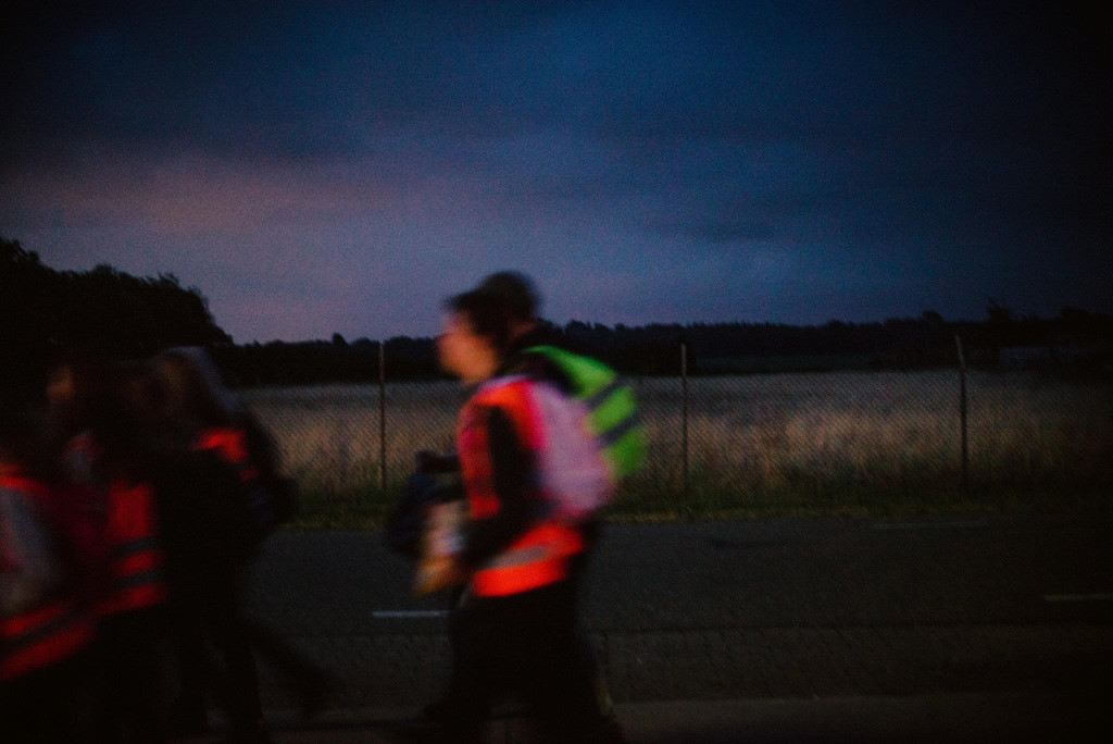 Tại Hà Lan, trẻ em được giáo dục để trở nên tự lập, không phụ thuộc quá nhiều vào người lớn. Cha mẹ để con cái tự giải quyết vấn đề của mình. Những đứa trẻ bị bỏ rơi thường lang thang trong rừng đến 2-3h sáng, mệt, đói và mất phương hướng. Người Hà Lan tin rằng vượt qua những thử thách như vậy có thể giúp trẻ em sinh tồn được trong bất kỳ hoàn cảnh nào.