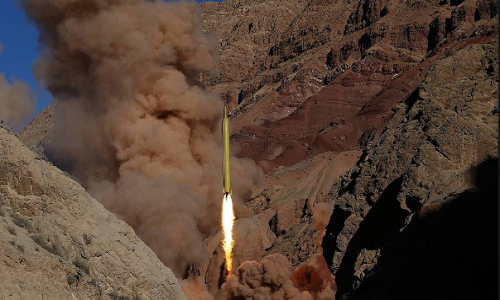 "Lực lượng vũ trang Iran khẳng định vụ thử tên lửa hoàn toàn phục vụ yêu cầu phòng thủ. Năng lực của loại tên lửa này không nhằm vào quốc gia nào, mà chỉ để đối phó những hành động hung hăng. Iran không cần xin phép cường quốc nào trên thế giới để thực thi quyền tự vệ", trích thông cáo của Quân đội Iran. Ảnh: TASS.