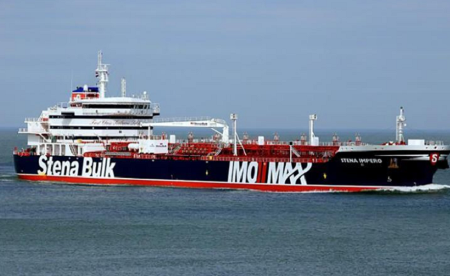 Đáp trả, ngày 19/7, Tehran thông báo bắt giữ tàu chở dầu Stena Impero mang cờ Anh với cáo buộc con tàu này đâm vào tàu đánh cá của Iran rồi cố tình tháo chạy. Ảnh: CNN.