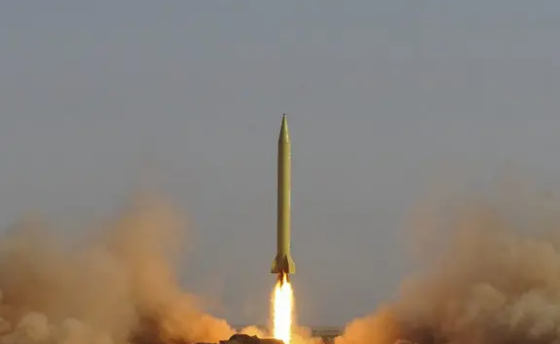 Tiếp đến, tối 25/7, Iran bất ngờ phóng tên lửa đạn đạo tầm trung Shahab-3. Vụ phóng được thực hiện ở phía nam nước này và quả tên lửa bay xa khoảng 960 km về phía bắc trước khi rơi xuống đất. Ảnh: NYT.