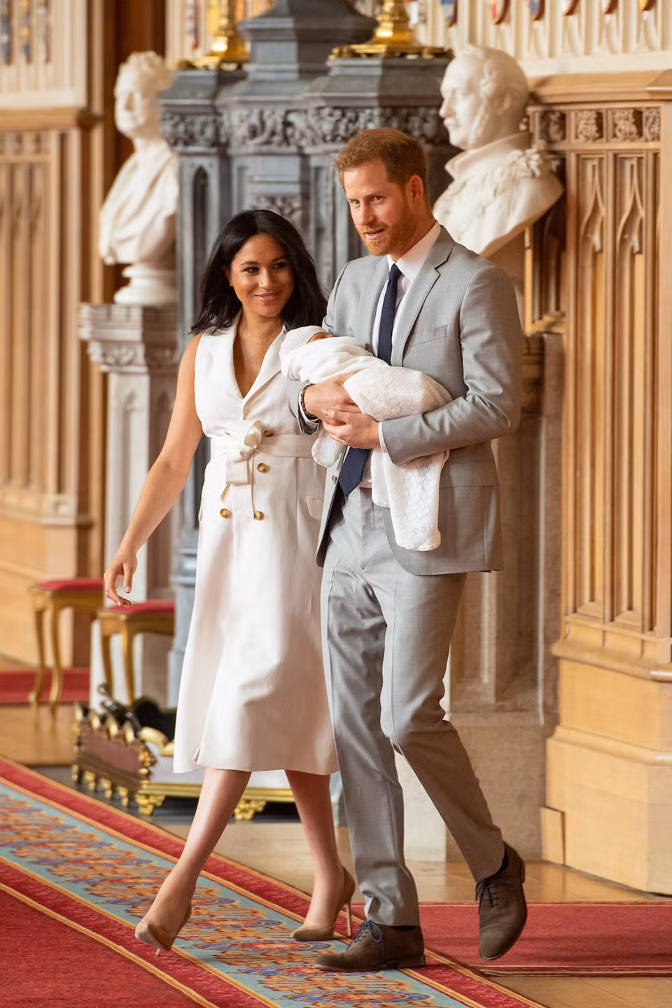 Ngày 6/5/2019, Công nương Meghan Markle, vợ của Hoàng tử Harry, hạ sinh con trai đầu lòng - bé Archie Harrison Mountbatten-Windsor. Mời độc giả xem thêm video: Bốn thế hệ Hoàng gia Anh cùng chụp ảnh sau 120 năm (Nguồn: VTC14)