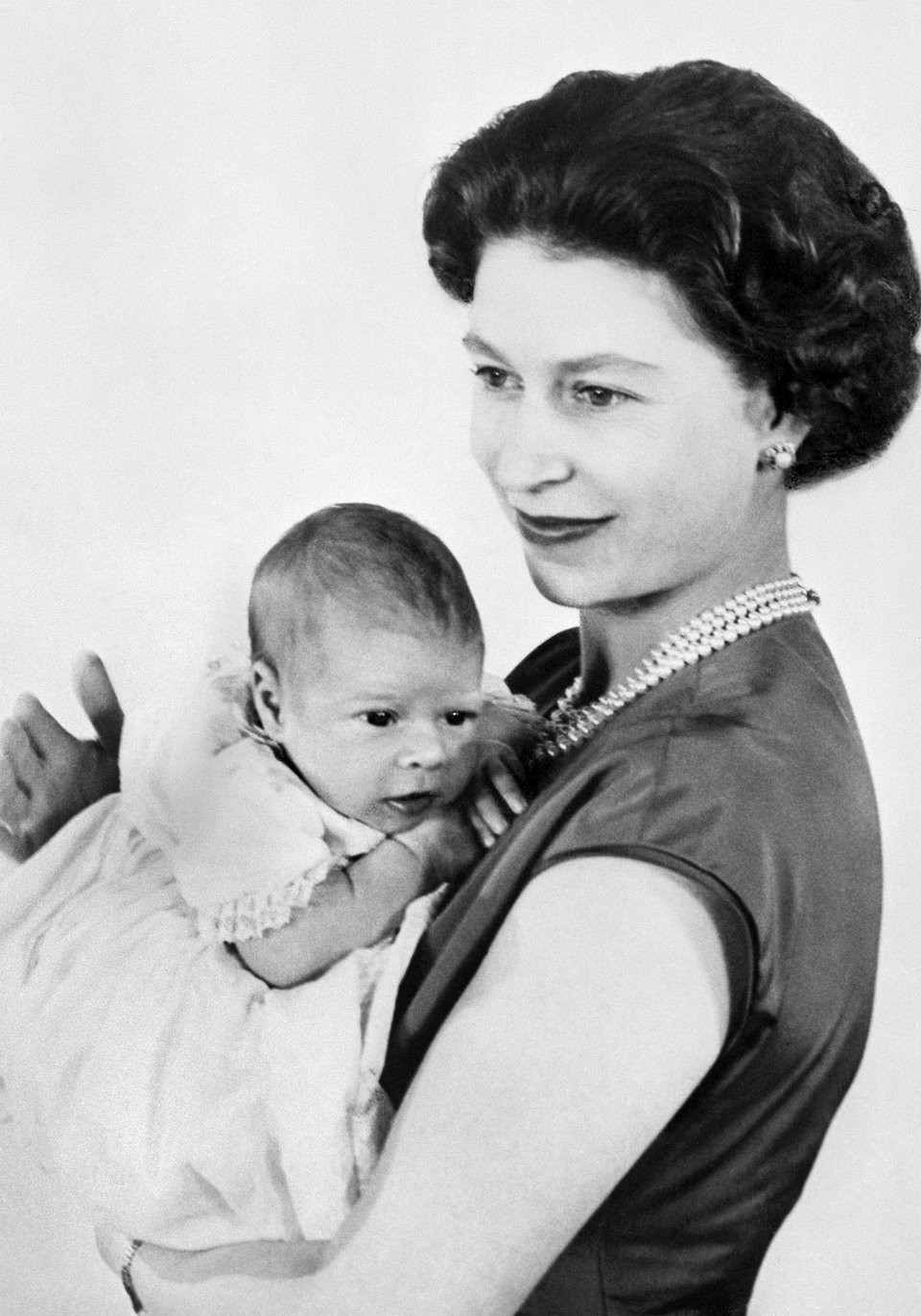 Hoàng tử Andrew, con trai thứ hai của Nữ hoàng Elizabeth II, chào đời vào ngày 19/2/1960.