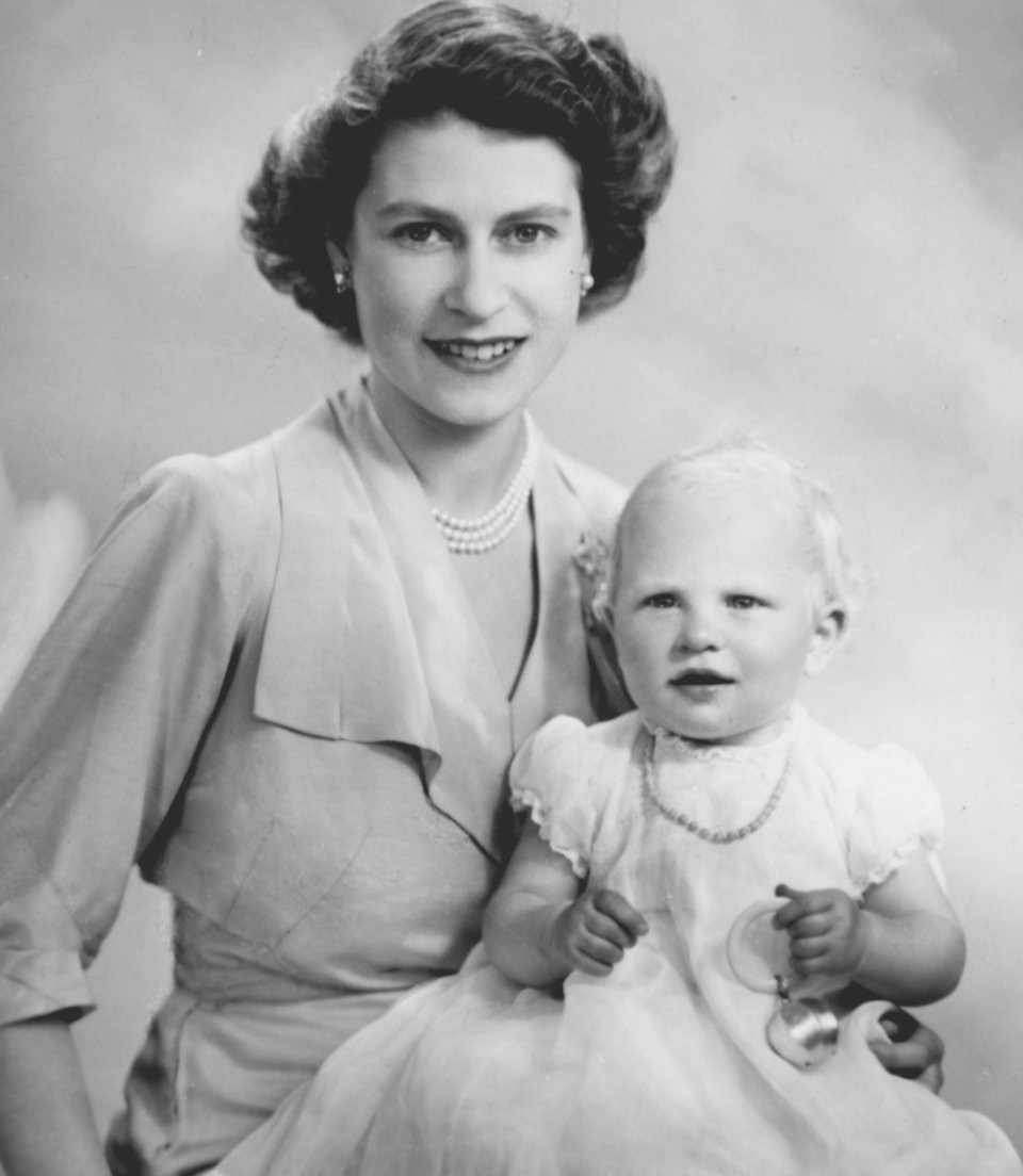 Nữ hoàng Elizabeth II hạ sinh Công chúa Anne vào ngày 15/8/1950. Ảnh chụp hai mẹ con Nữ hoàng hồi tháng 7/1951.