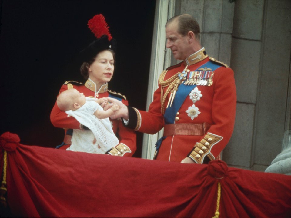 Ngày 10/3/1964, Nữ hoàng Elizabeth II và Hoàng thân Philip vui mừng chào đón người con trai út của họ, Hoàng tử Edward.
