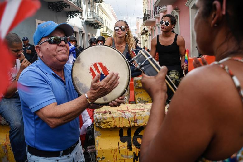 Cuộc biểu tình diễn ra sau khi những phát biểu riêng tư của ông Rossello trên trang mạng xã hội bị tiết lộ, trong đó vị quan chức này được cho là đã sử dụng những lời lẽ xúc phạm cử tri.