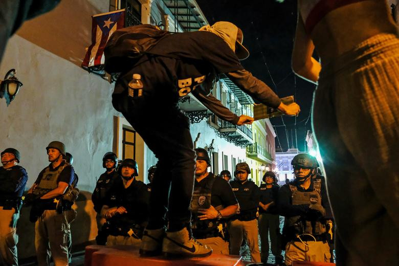 Cảnh sát chống bạo động ở Puerto Rico đã được huy động để đối phó với người biểu tình những ngày qua.