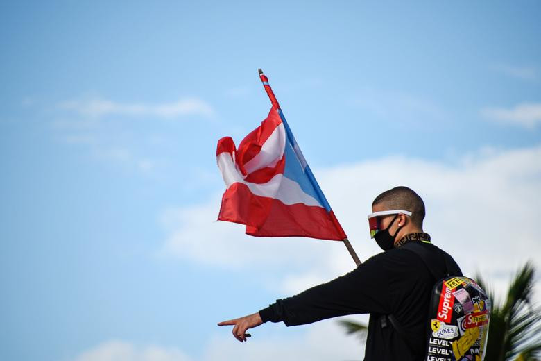 Một thanh niên đeo khẩu trang tham gia cuộc biểu tình ngày 17/7.