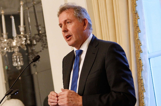 "Sau vụ rò rỉ các tài liệu chính thức từ Đại sứ quán, có rất nhiều suy đoán về vị trí của tôi và thời gian nhiệm kỳ còn lại. Tôi muốn chấm dứt những đồn đoán đó. Tình hình hiện tại khiến tôi không thể thực hiện vai trò của mình như tôi mong muốn", ông Kim Darroch viết trong thư từ chức. Ảnh: Politico.