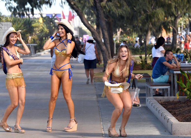 Gold Coast (Bờ Biển Vàng) là thành phố ở bờ Đông nước Australia. Nơi đây nổi tiếng với những phụ nữ được cảnh sát phân công xé vé phạt người đỗ xe không đúng luật, được gọi là Meter Maids. Meter Maids là những phụ nữ trẻ trung, xinh đẹp và thường mặc biniki để nhắc nhở mọi người thực hiện đúng luật. Ảnh: Sputnik.