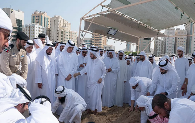 Sáng 3/7, hàng nghìn người đổ ra các con phố ở tiểu vương quốc Sharjah để tiễn đưa Hoàng tử Khalid Al Qasimi. Thi thể của vị hoàng tử này được an táng trong nghĩa trang Al Jubail. Ảnh: Instagram.