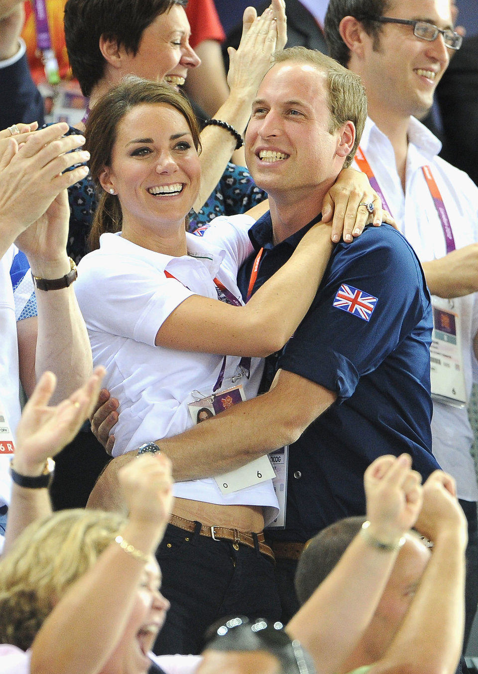 Hoàng tử William và Công nương Kate Middleton cười tươi khi theo dõi trận đấu tại Thế vận hội Olympic năm 2012.