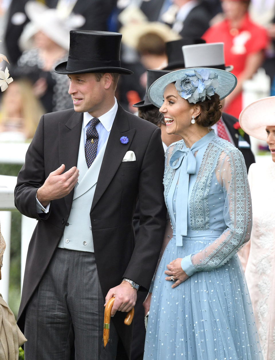 Công nương Kate cười tươi khi đứng bên cạnh Hoàng tử William tại trường đua Royal Ascot ngày 19/6/2019.