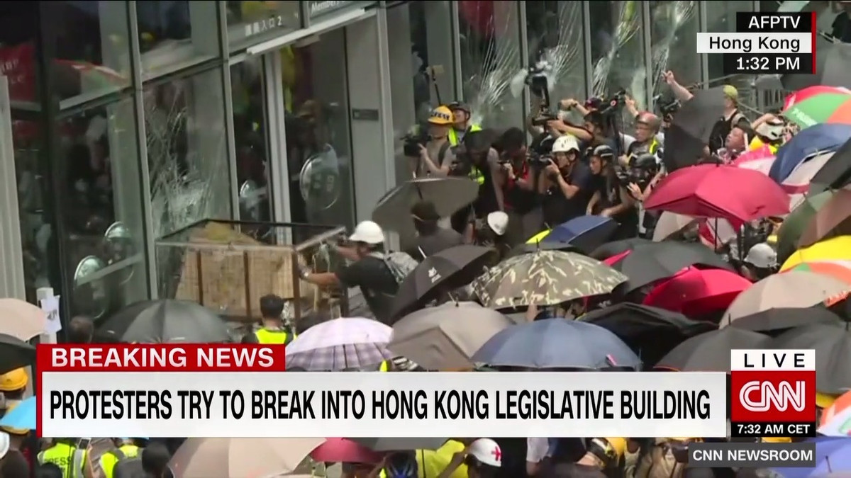 Bieu tinh o Hong Kong, dan pha cua toa Hoi dong Lap phap-Hinh-3