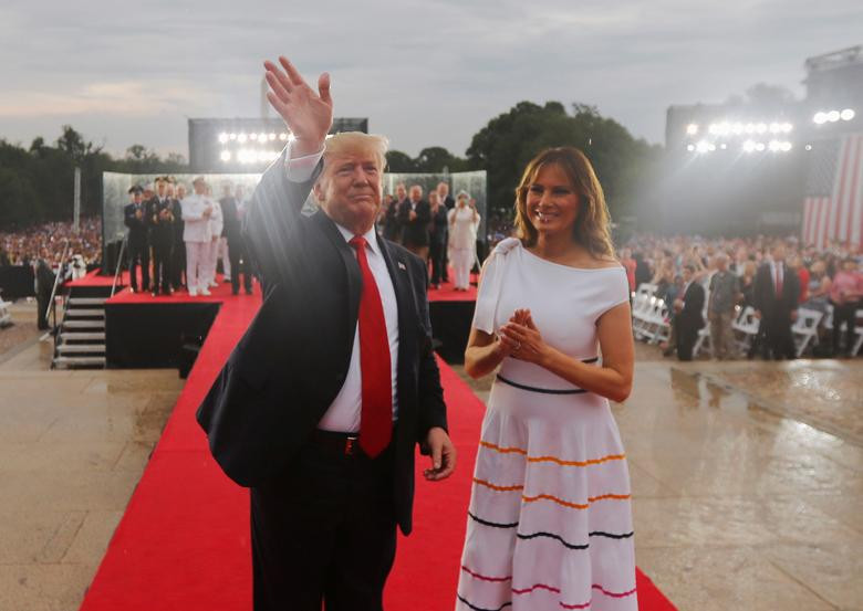 Tổng thống Trump và Đệ nhất phu nhân Melania vẫy chào đám đông tham dự sự kiện.