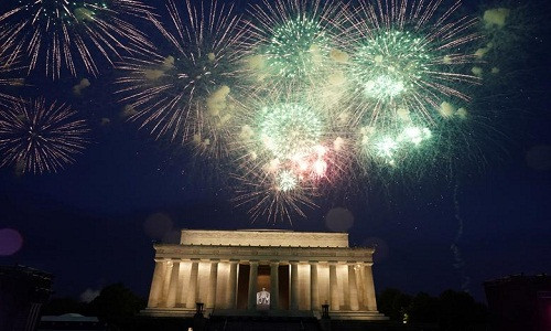 Được biết, bắn pháo hoa là một phần trong hoạt động truyền thống kỷ niệm Ngày Quốc khánh ở Mỹ.