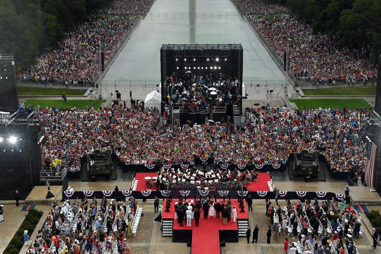 Họ hô vang "nước Mỹ" tại sự kiện.