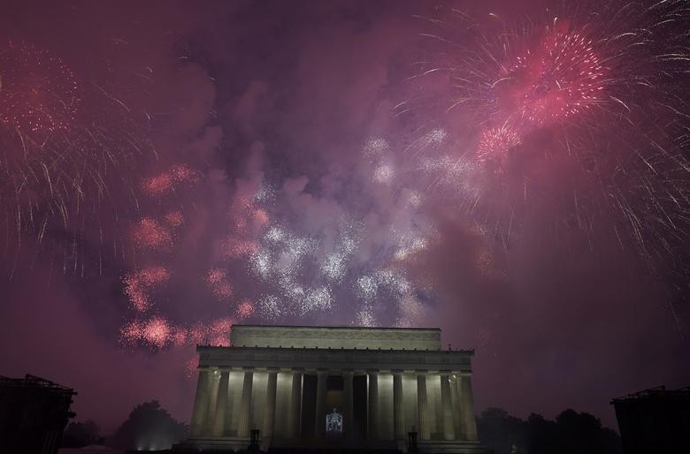 Buổi tối là màn bắn pháo hoa mừng ngày Quốc khánh tại khu vực Đài tưởng niệm Lincoln.