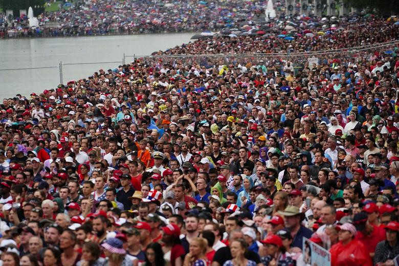 Đám đông lắng nghe bài phát biểu của Tổng thống Trump trong ngày Quốc khánh Mỹ 4/7.