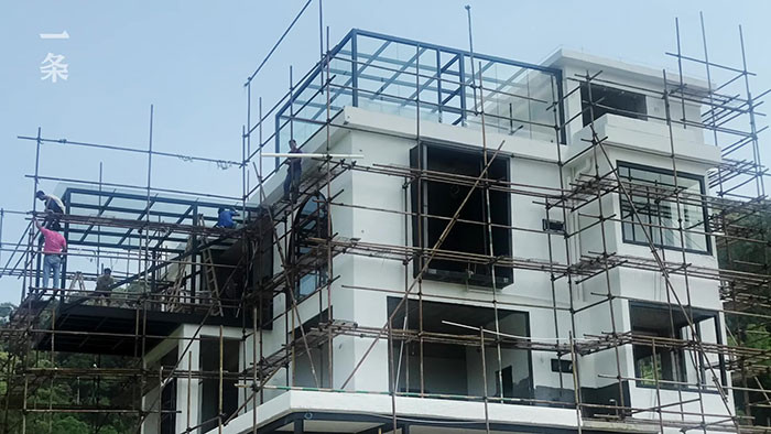 Sau 1 thập kỷ, họ đã biến giấc mơ này thành sự thật khi cùng nhau dành 584.000 USD để mua lại và cải tạo một căn nhà gạch bỏ hoang thành một biệt thự xinh đẹp và hiện đại.