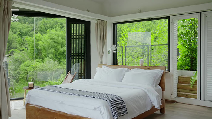 Căn biệt thự của 7 người phụ nữ được bao quanh là những cánh đồng lúa và cây xanh với khung cảnh vô cùng yên bình.