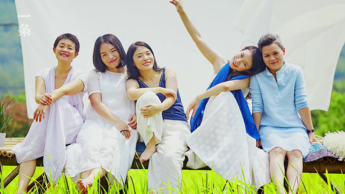 "Chúng tôi sẽ nấu ăn và hát hò cùng nhau. Chúng tôi còn đùa với nhau rằng mỗi người chúng tôi sẽ học một kỹ năng mới rồi người thì nấu những món ngon, người thì làm các loại thuốc truyền thống của Trung Quốc, người thì chơi nhạc cụ và người thì trồng rau", một người phụ nữ chia sẻ.