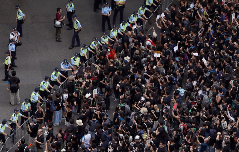 Ngày 15/6, trước sức ép từ phía người biểu tình, chính quyền Đặc khu hành chính Hong Kong đã ra thông báo hoãn vô thời hạn dự thảo luật dẫn độ sang Trung Quốc.