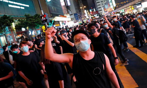 Theo Reuters, ngoài mục đích kêu gọi chính quyền Hong Kong xóa bỏ hoàn toàn dự luật dẫn độ sang Trung Quốc, những người tham gia cuộc tuần hành này còn muốn gửi "thông điệp" đến các du khách Trung Quốc.