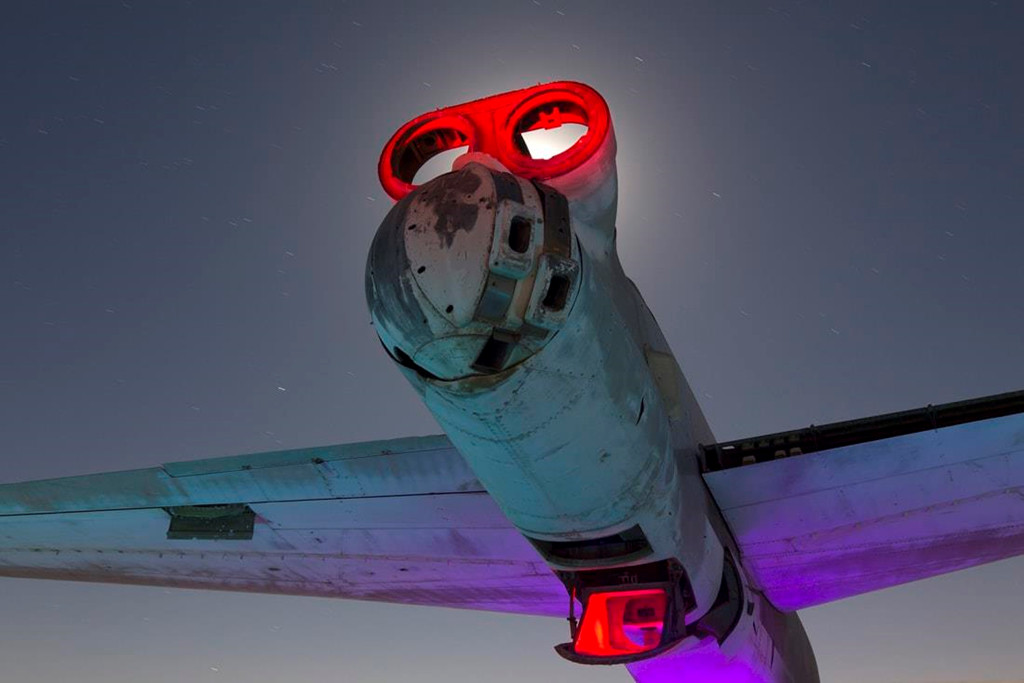 Sắp đặt ánh sáng với màu sắc đặc biệt, ông Paiva chụp lại những bức ảnh trong màn đêm của sa mạc Mojave. Phần còn lại của những chiếc máy bay cũ trong nghĩa địa máy bay này trở nên đầy ma mị, giống như những tác phẩm nghệ thuật được trưng bày. Ảnh: CNN/Troy Paiva.